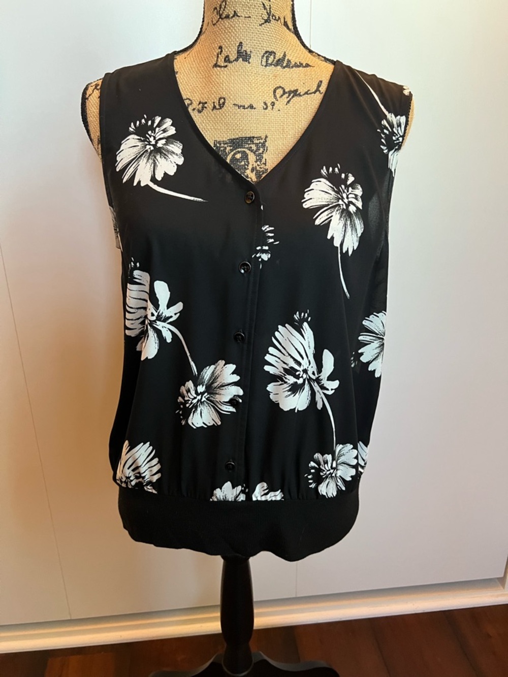Cabi Black and White Sleeveless Blouse in style #3454 size S